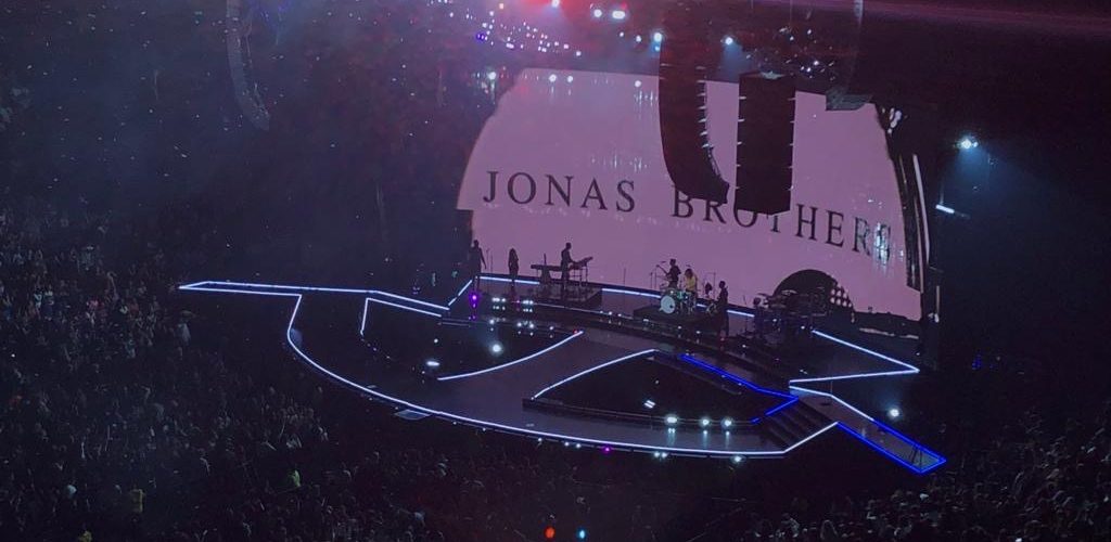 Jonas Brothers concert gives fans nostalgic feel
